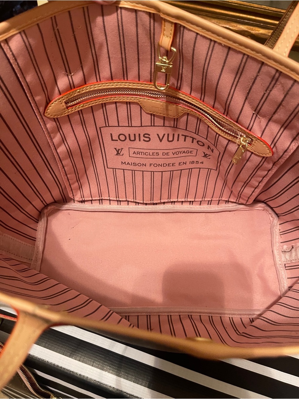 FAUX Louis Vuitton Monogram Neverfull Tote with Pouch - Picture 5 of 11